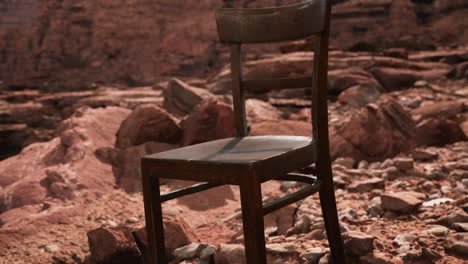 vieja silla de madera en las rocas del gran cañón