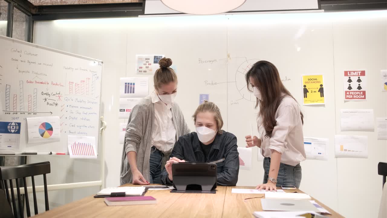 команда коллег и коллеги обдумывали, обсуждая в деловом офисе.