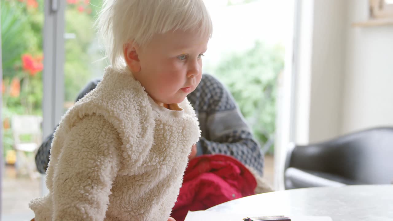 집에서 테이블 위에 기어 다니는 소녀 4k