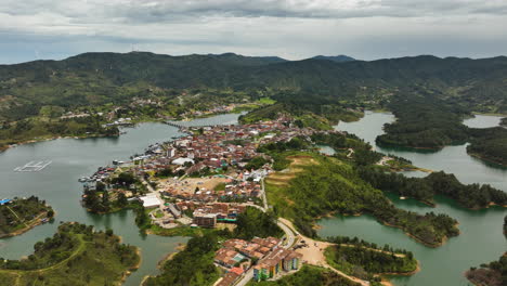 Vista-Aérea-Hacia-La-Ciudad-De-Guatape,-Día-Parcialmente-Soleado-En-Antioquia,-Colombia.