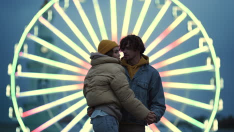 Pareja-Feliz-Mirando-A-Los-Ojos-Afuera.-Mujer-Positiva-Coqueteando-Con-El-Hombre.