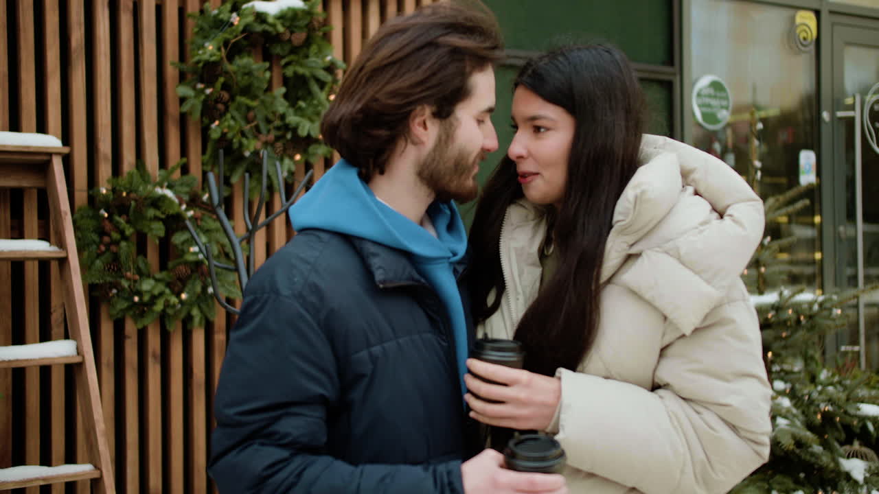 여자친구를 기다리는 남자