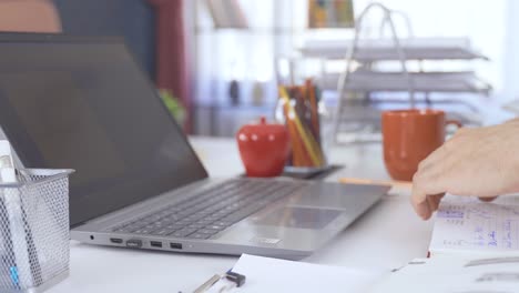 estudiante trabajando con una computadora portátil haciendo tareas y investigación.