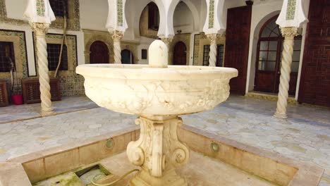 Brunnen-In-Der-Mitte-Des-Palastes-Dar-Aziza-Ala-Casbah-Von-Algier