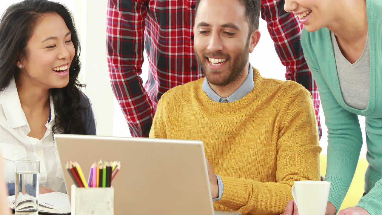 equipo de negocios creativos teniendo una reunión