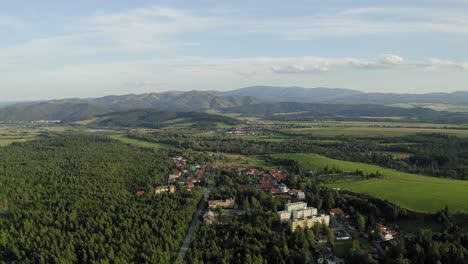 Vista-Pacífica-De-Los-Pueblos-Durante-La-Hora-Dorada-Sobre-El-Bosque-Alto-De-Tatry-En-Eslovaquia---Toma-Aérea