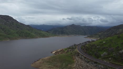 Lake-Kaweah-Gefüllt-Mit-Wasser-Nach-Tagen-Mit-Regen-Und-Schnee-In-Den-Bergen-Der-Sierra-Nevada