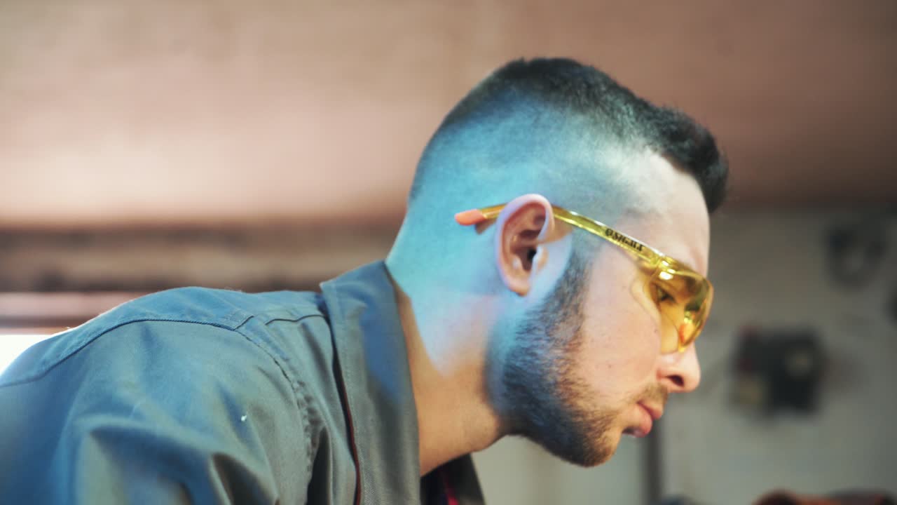 Operator of machine tools with program control. Mechanical processing of metals and other materials