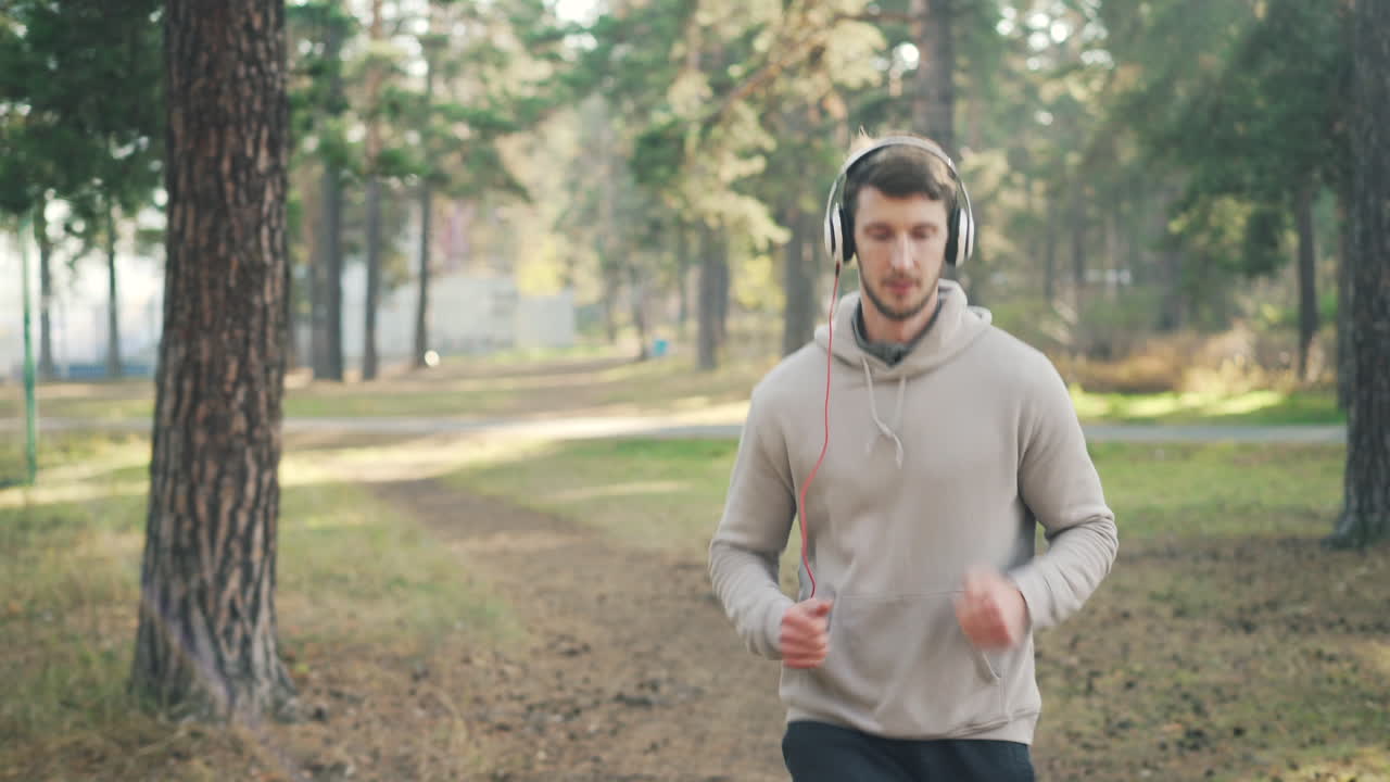 공원에서 달리는 남자