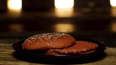 primer plano de un pan de hamburguesa dividido