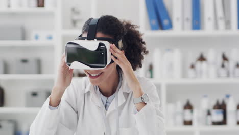médico experimentando vr en un laboratorio médico