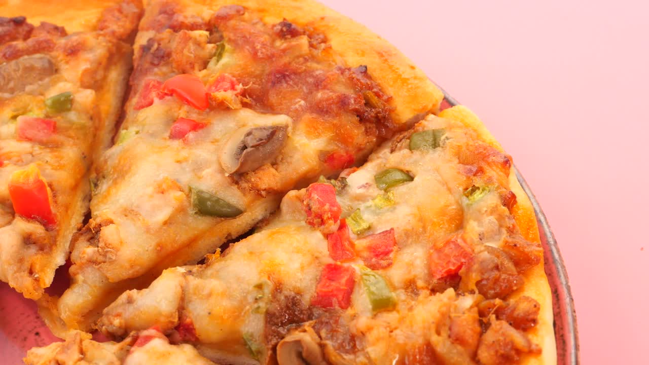 кусочек пиццы с начинкой