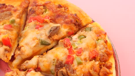 rebanada de pizza con ingredientes