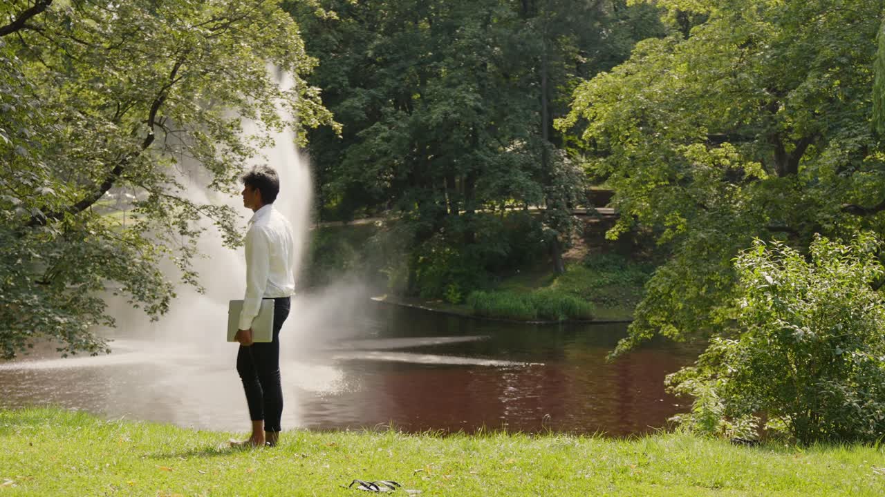 공원에서 정오에 집으로 향하는 지친 프리랜서 공연 노동자