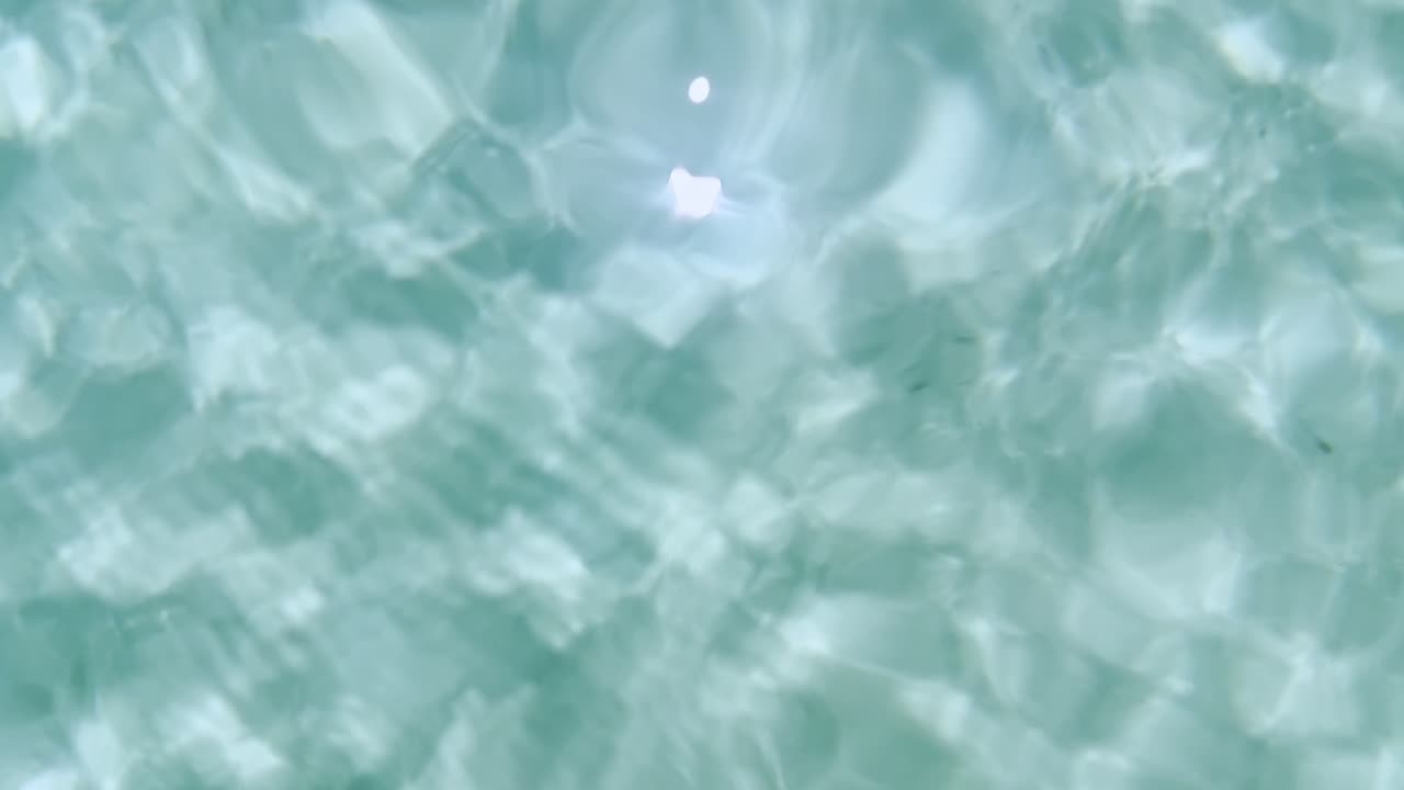 그리스 할키디키 반도의 청정 파란 발 해변