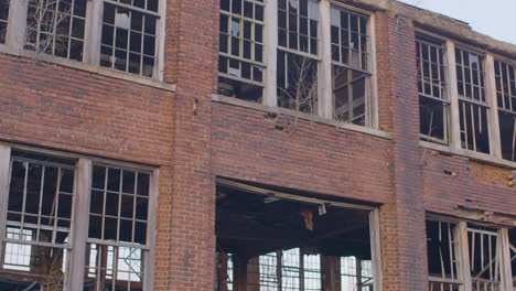 Un-Edificio-Industrial-De-Ladrillo-Rojo-En-Decadencia-Con-Una-Ventana-Rota-En-Ohio