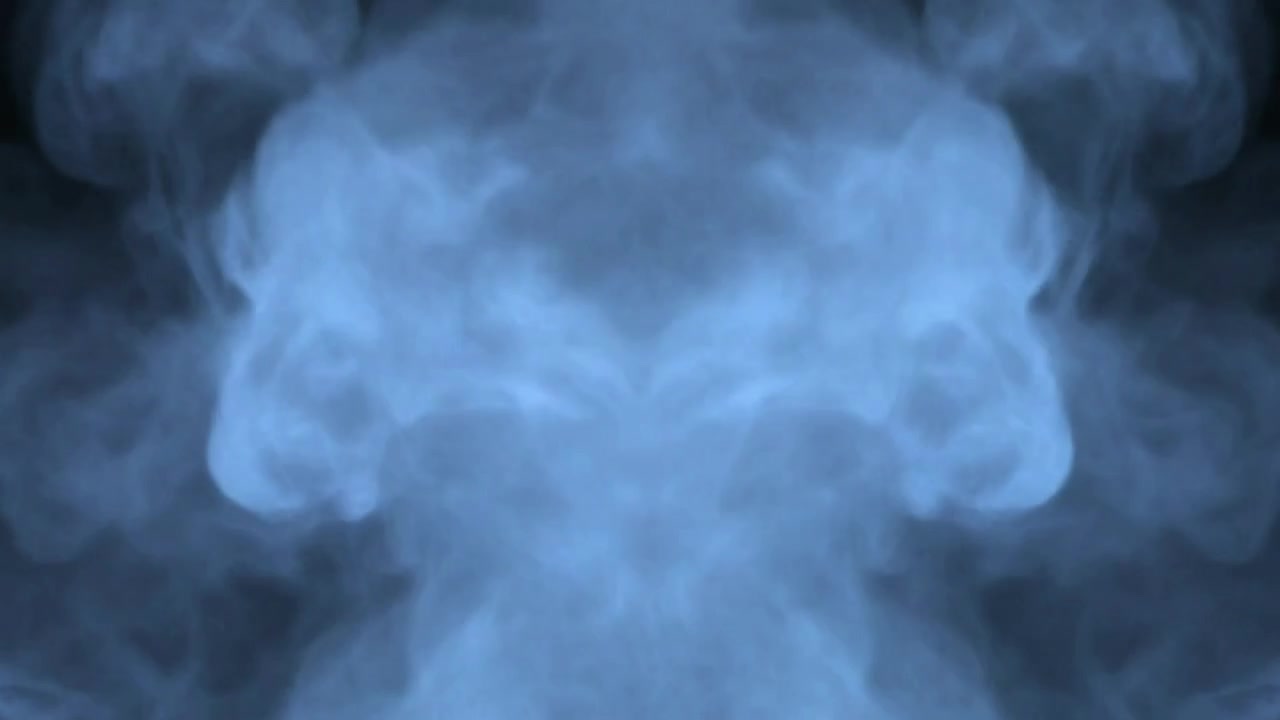 Abstract Fumo blu che si alza su uno sfondo nero