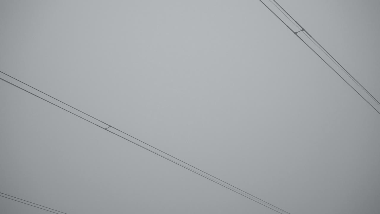 diferentes ángulos de cámara que muestran postes eléctricos en un día dramático y nublado