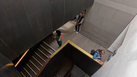 visitantes caminando por las escaleras en la galería uffizi