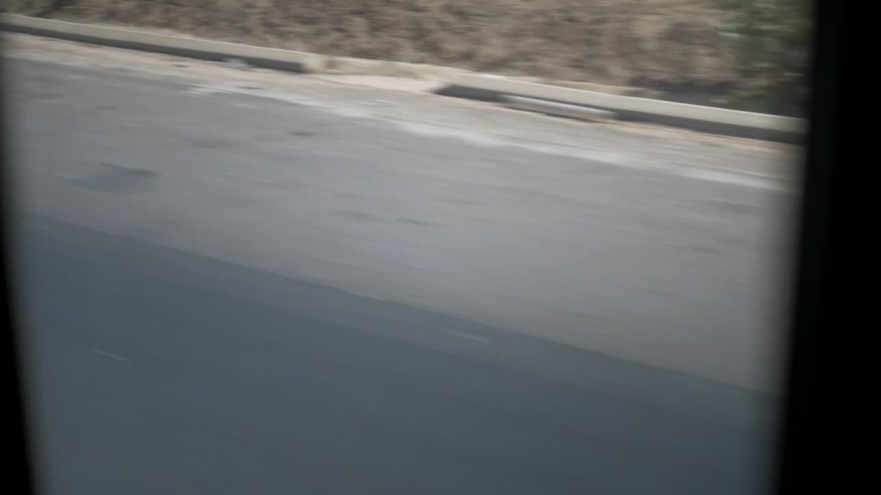 disparo suave desde el autobús, atrapa la línea de carretera, grúa disparo cinematográfico