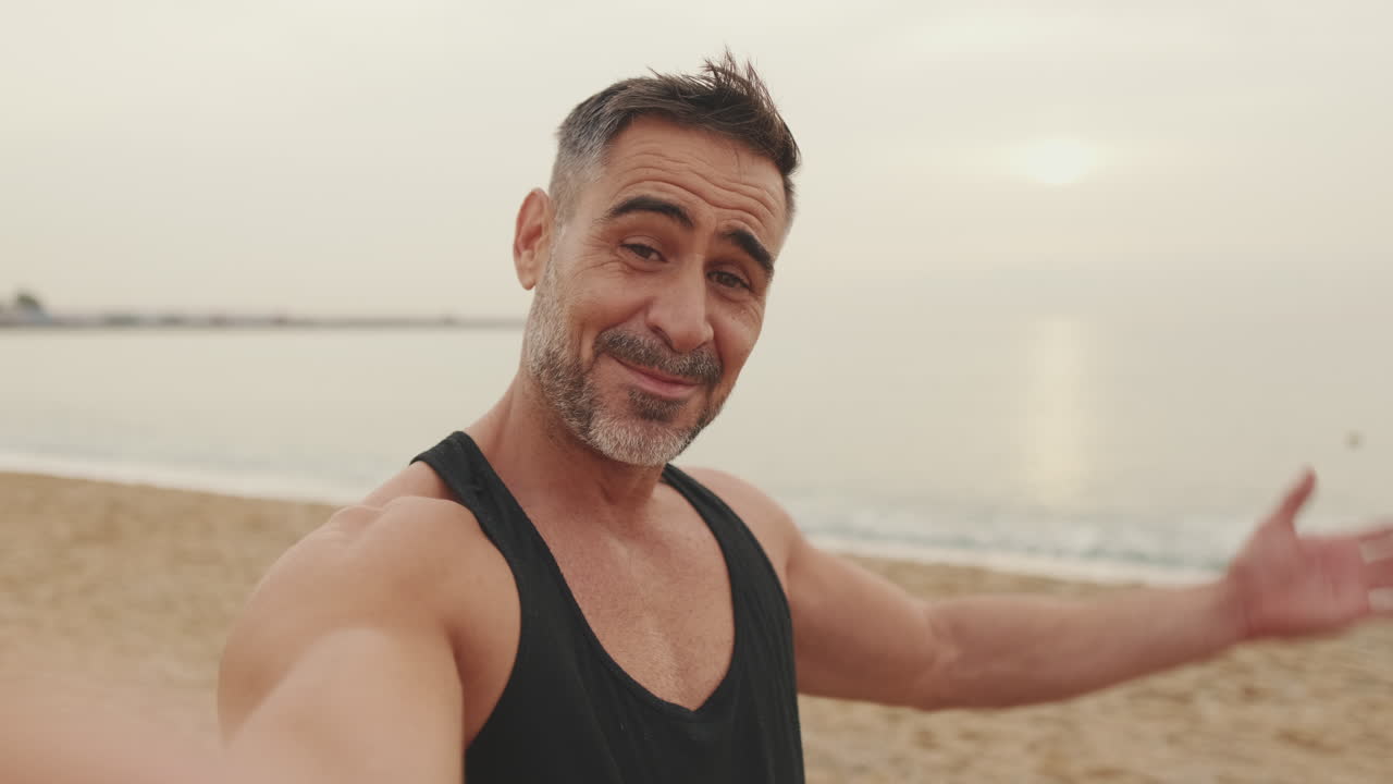 Homem de meia-idade na praia