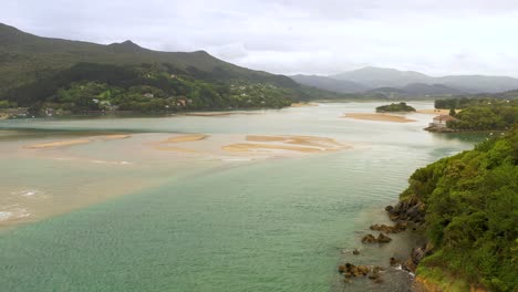 vista aérea de drones de la reserva de la biosfera de urdaibai en mudaka en el país vasco