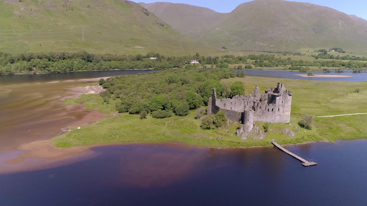 loch awe, 스코틀랜드에 kilchurn 성의 공중 궤도 샷
