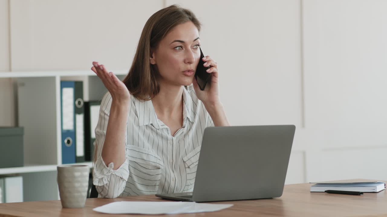 mujer en una llamada telefónica en la oficina