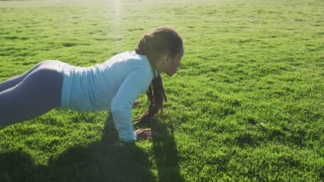 Afroamerikanische-Frau-In-Sportbekleidung-Macht-Liegestütze-Im-Park