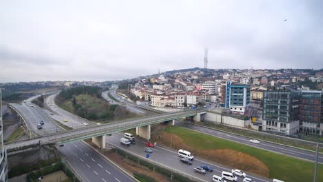 un paso elevado de la carretera en un paisaje urbano en un día nublado