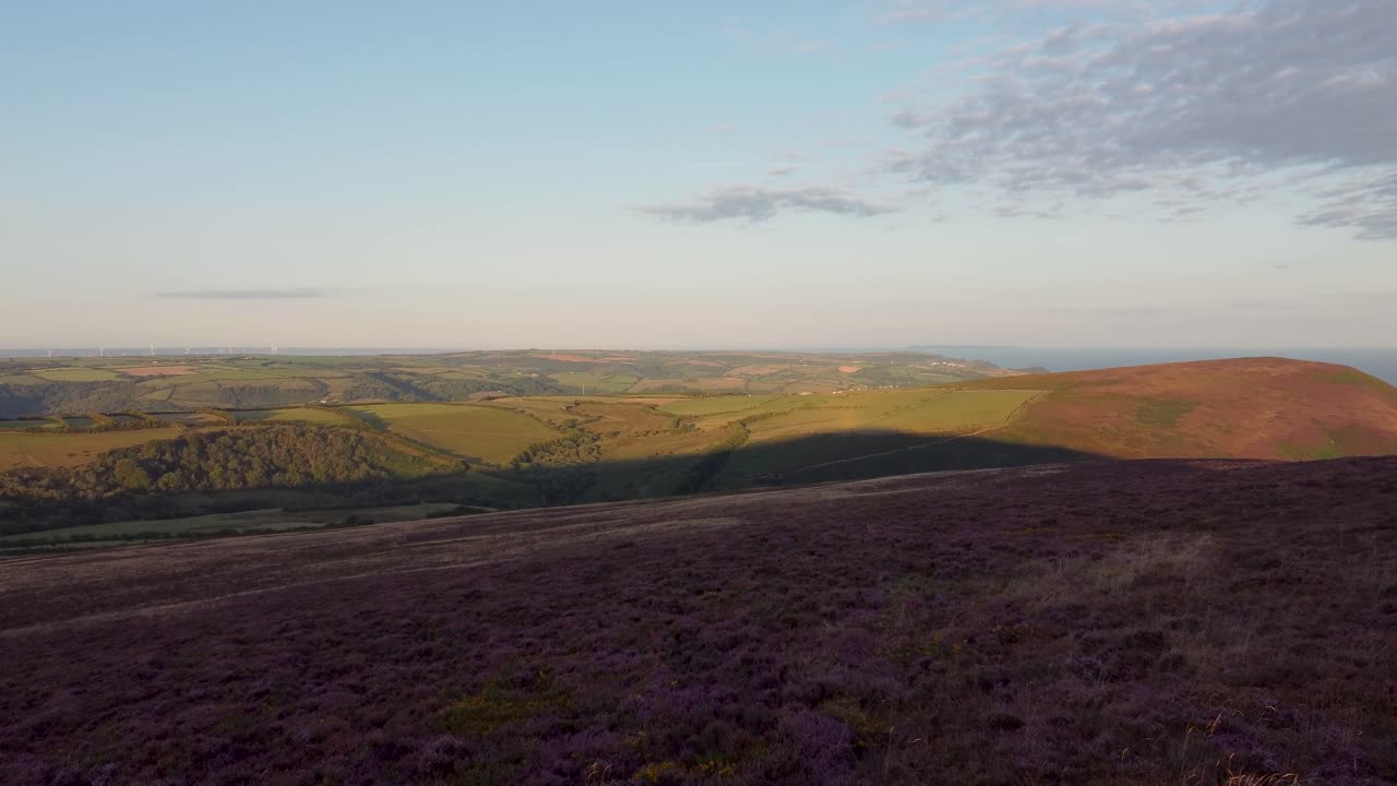 거리 exmoor 데본 영국 4k에서 풍력 터빈 농장과 황무지 롤링 필드에 일출 공중 무인 항공기