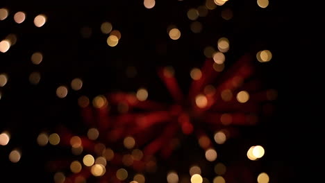 efecto bokeh de fuegos artificiales desfocados en fondo negro
