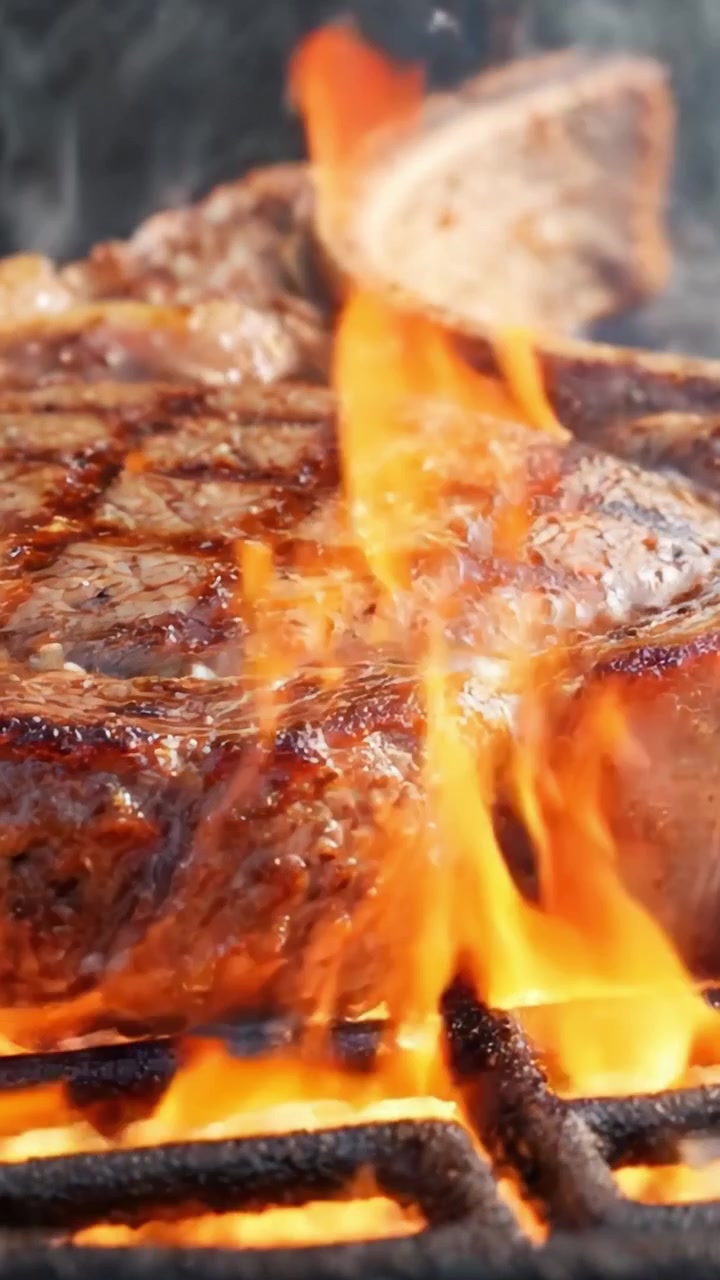 Bife Chiando na Grelha: Um Close-Up de Carne Suculenta e Grelhada com Marcas Perfeitas, Capturando a Essência da Paixão por Churrasco e o Deleite Culinário