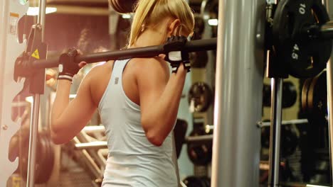 Mujer-En-Forma-Haciendo-Ejercicio-Con-Máquina-Smith