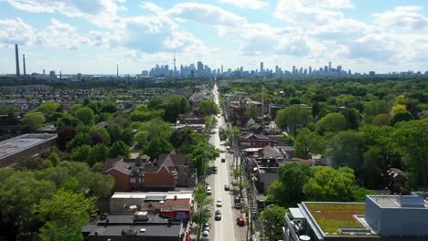 Toma-Aérea-Volando-Sobre-Pequeñas-Empresas-Con-El-Horizonte-De-Toronto-En-El-Fondo