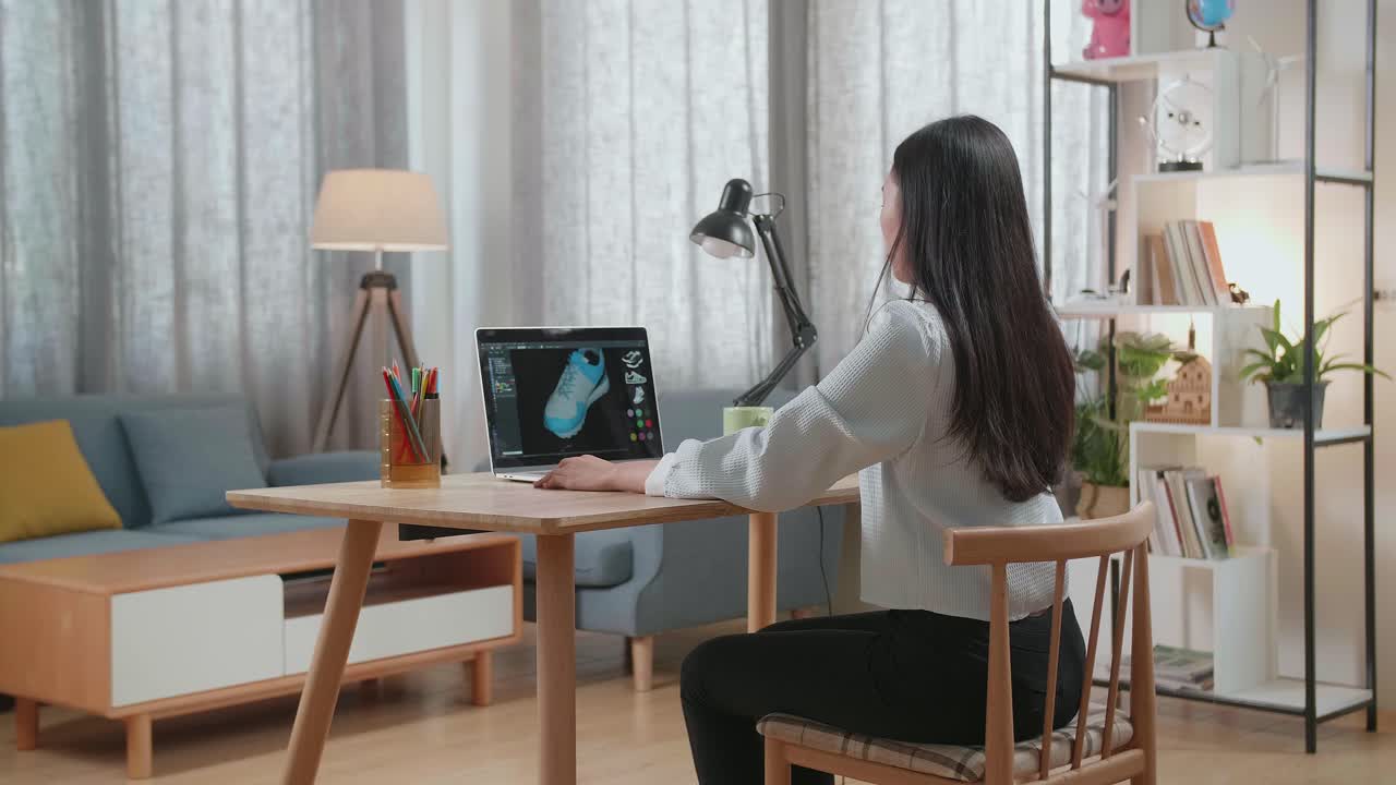 집에서 일하는 동안 허리 통증이 있는 여성