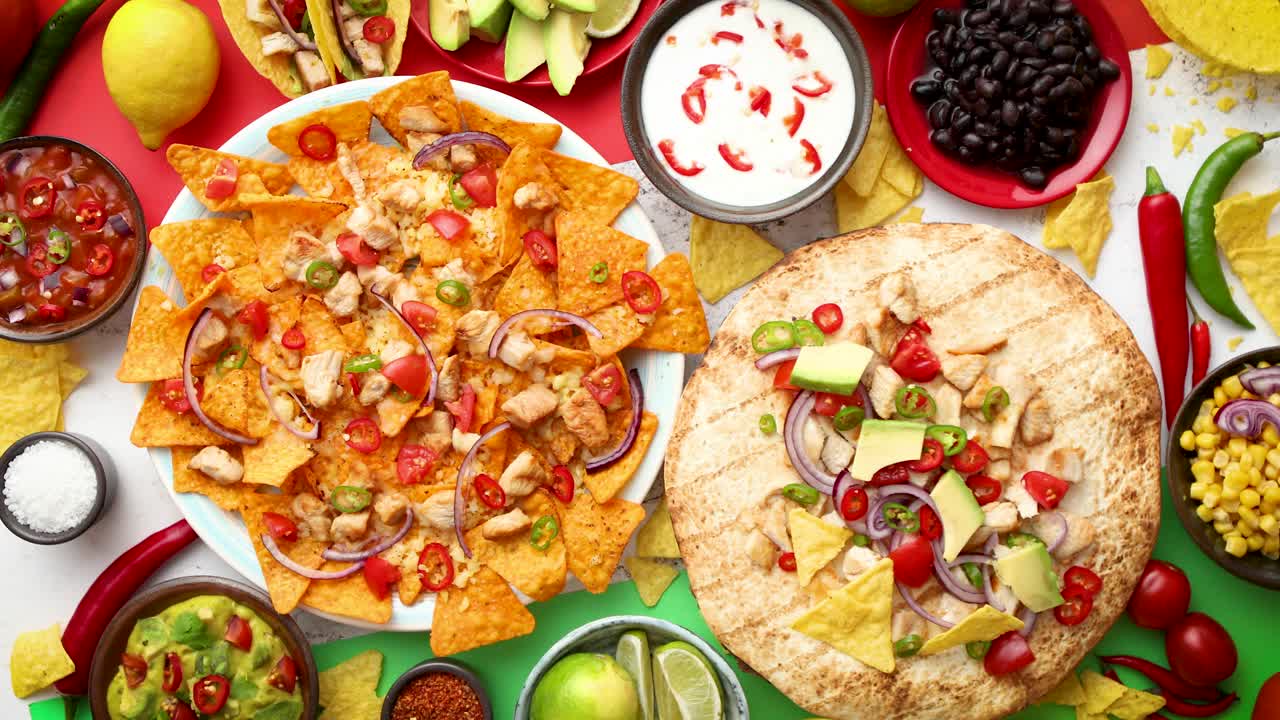 una foto aérea de una variedad de diferentes comidas mexicanas en una mesa