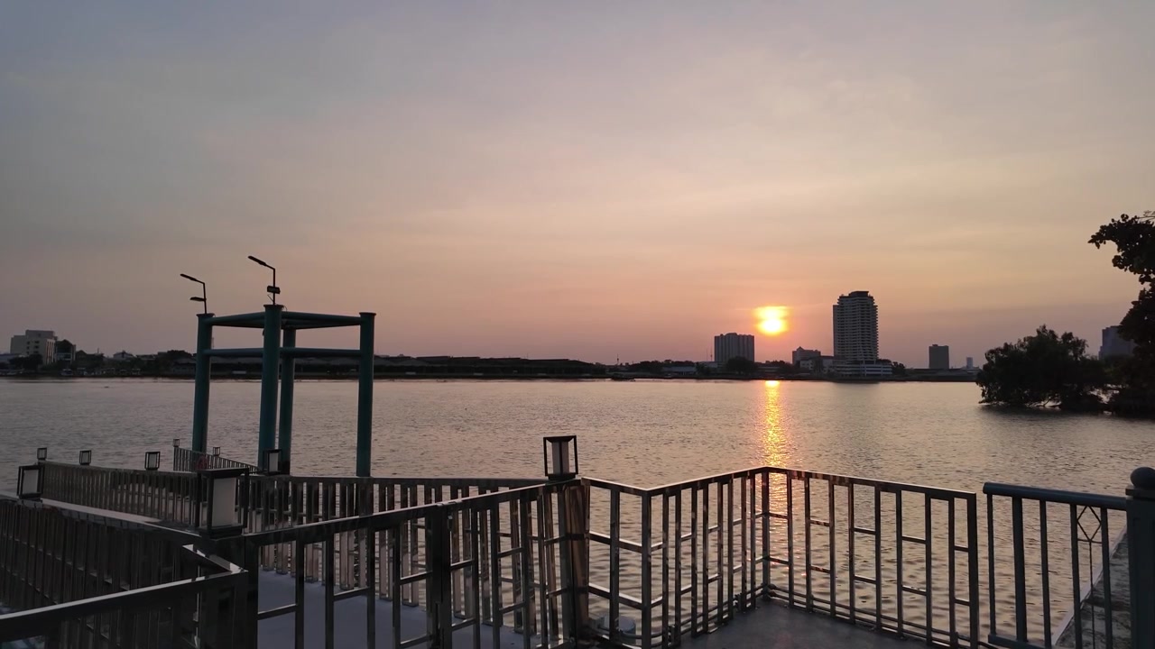 Pôr do Sol Rio Chao Phraya beira-rio Bangkok Tailândia horizonte limpo amanhecer
