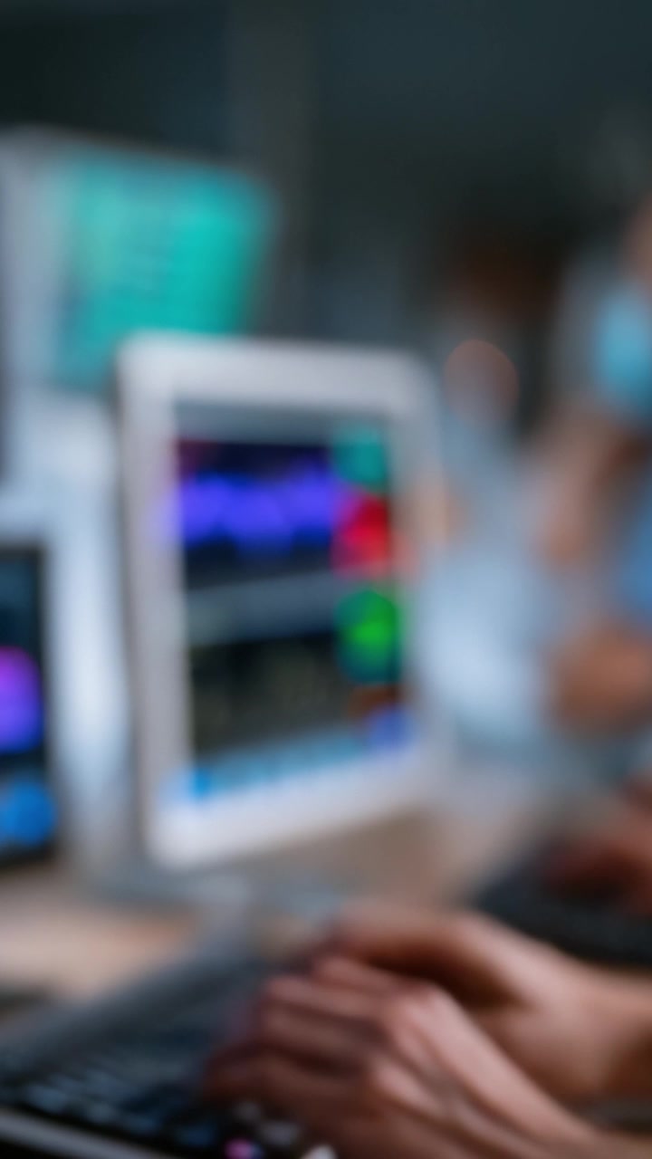 Analisando Dados e Monitorando Sistemas em um Ambiente de Alta Tecnologia: Um Close-Up em Mãos Engajadas com Interfaces Digitais e Tecnologia Avançada