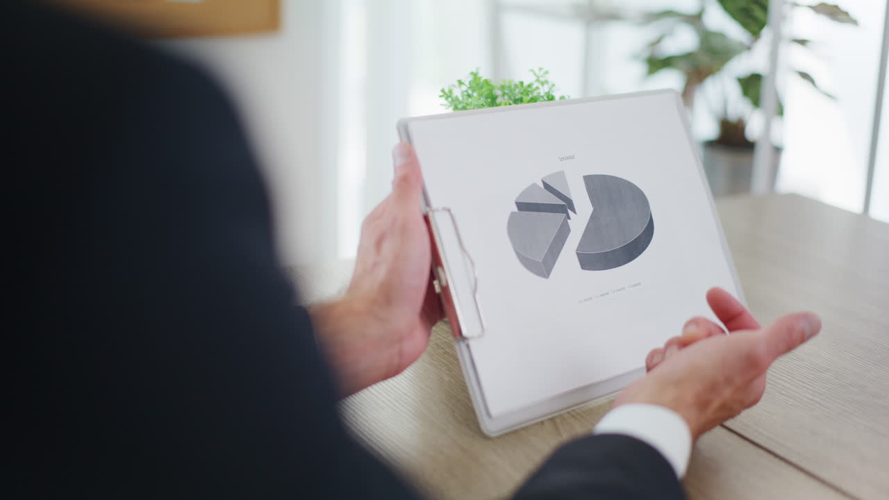 사업가는 판매 결과를 논의하고, 그래프와 보고서를 보여줍니다.