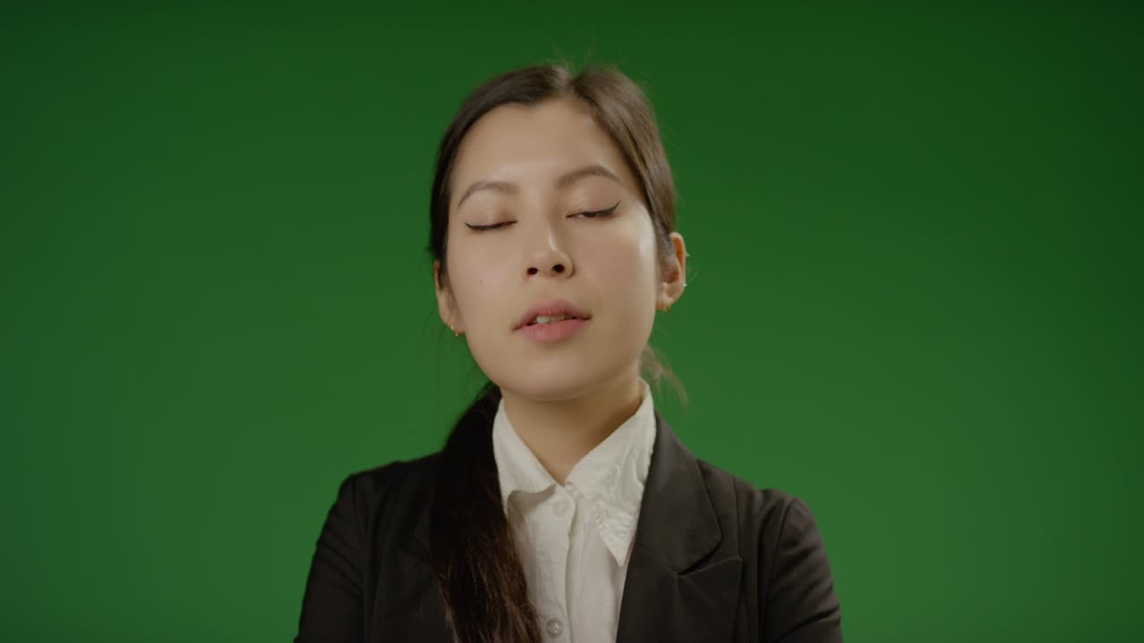 녹색 화면에 팔짱을 낀 사업가