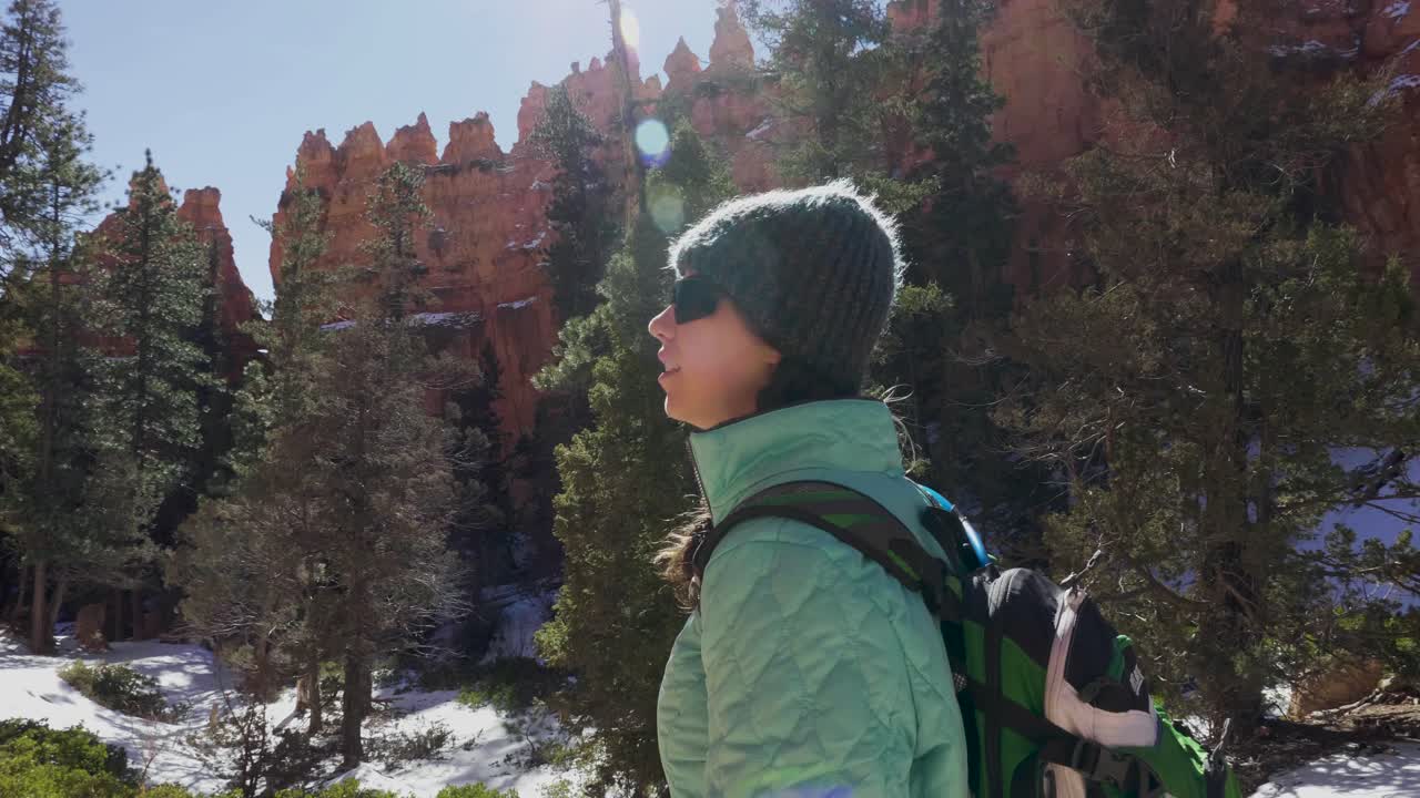 niña mujer excursionista disfrutando de la formación de rocas rojas y la nieve cerca de bryce canyon en el sur de utah
