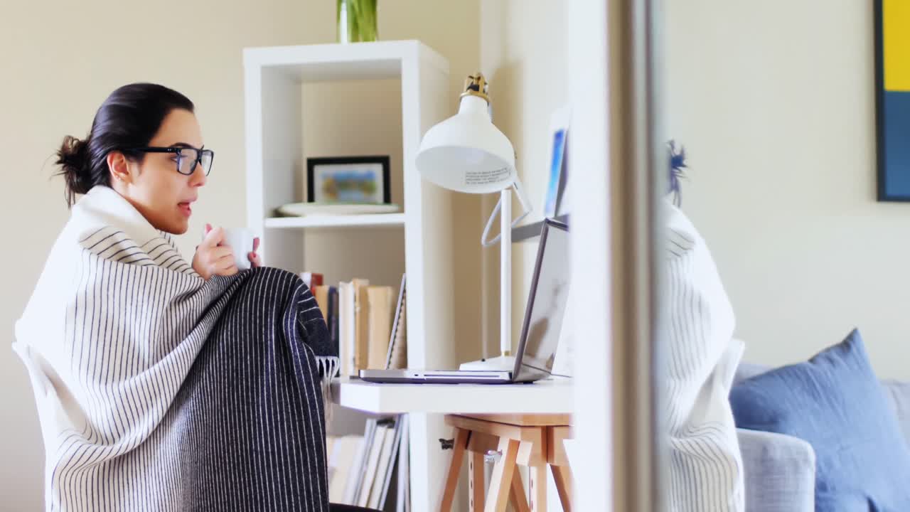 커피 4k를 마시면서 노트북을 사용하는 아름다운 여성