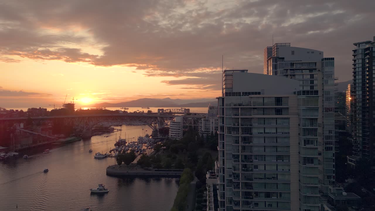 밴쿠버 시에서 해가 지는 모습