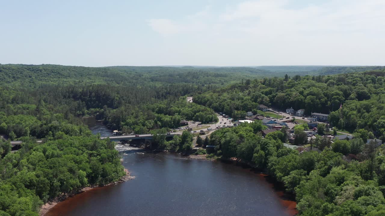 ミネソタ州テイラーズフォールズのサン・クロイス川沿いの広い空中降下ショット