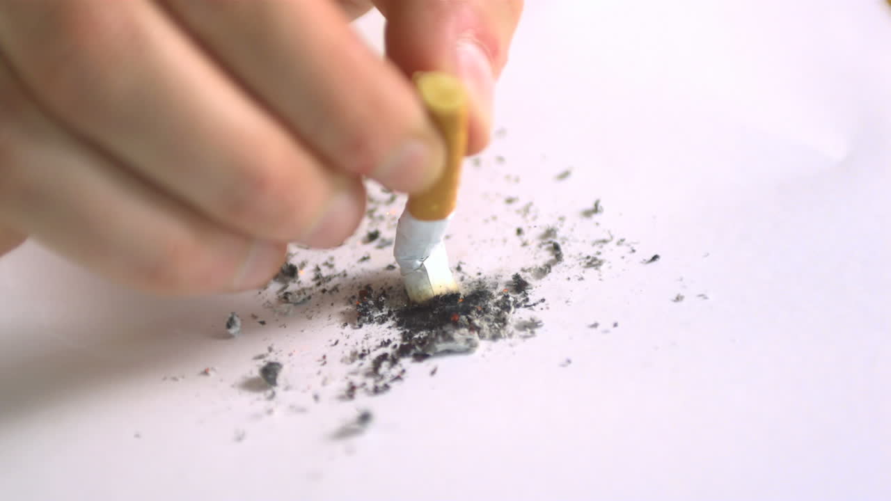 담배 를 꺼내는 손