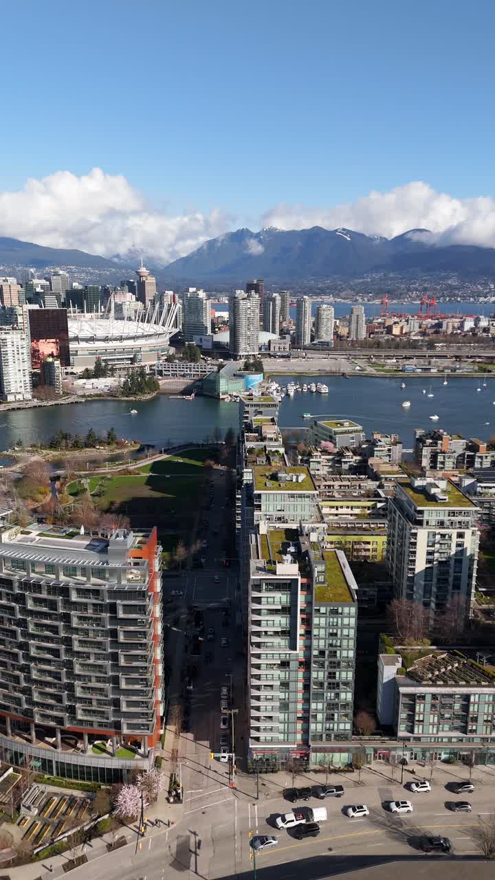 Vista verticale del centro di Vancouver che si affaccia su BC Place lungo False Creek in Columbia Britannica, Canada. Ripresa aerea con drone