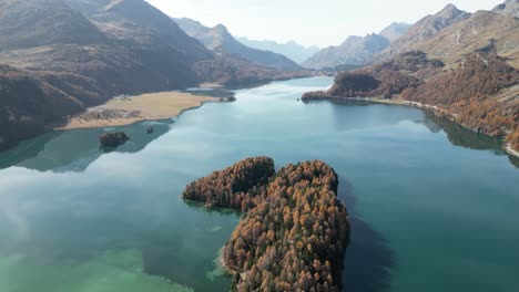 Vista-De-Otro-Mundo,-Lago-Klontalersee-Con-Alpes-Suizos-Y-Frondosos-árboles-Alpinos
