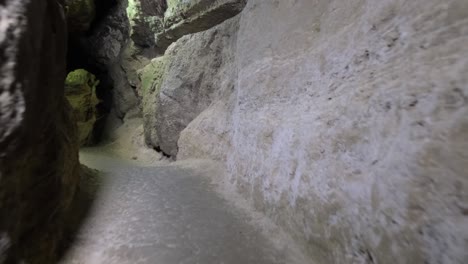 Dentro de una cueva.