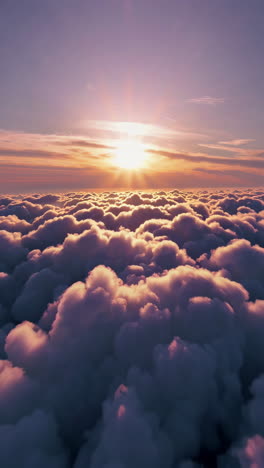 el amanecer o el atardecer por encima de las nubes